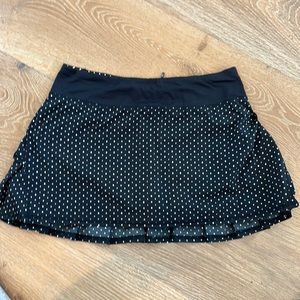Lululemon pacesetter skirt in size 6- black & white polka dot
